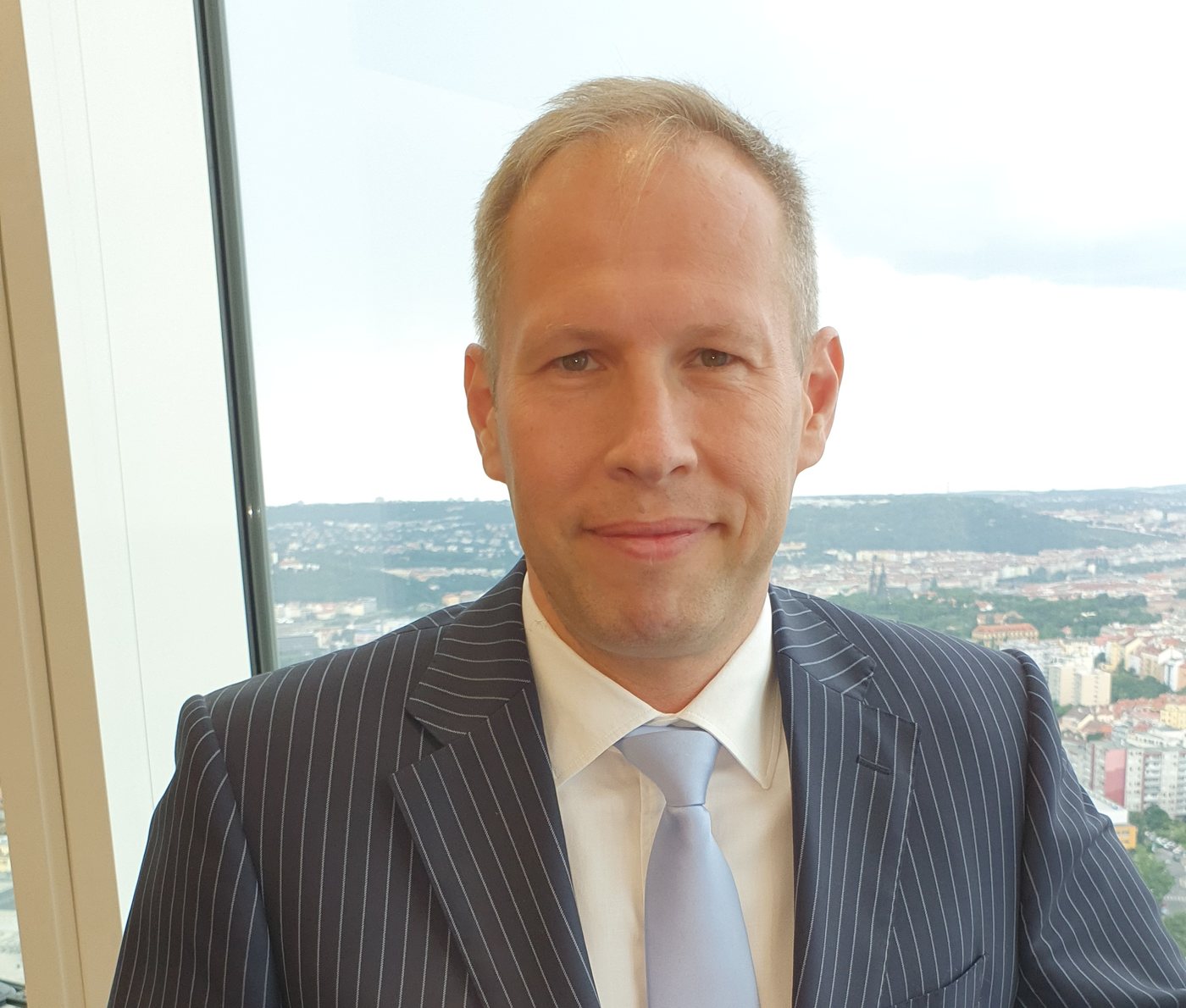 Ing. Petr Mariáš, MBA — v kanceláři s výhledem na Prahu